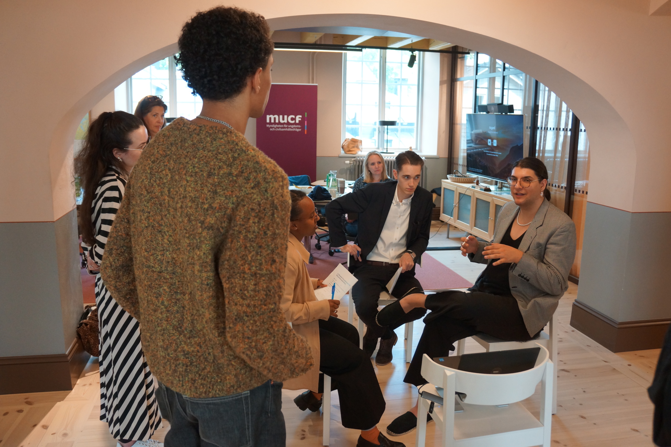 Ungdomar som deltar i ungdomsworkshop