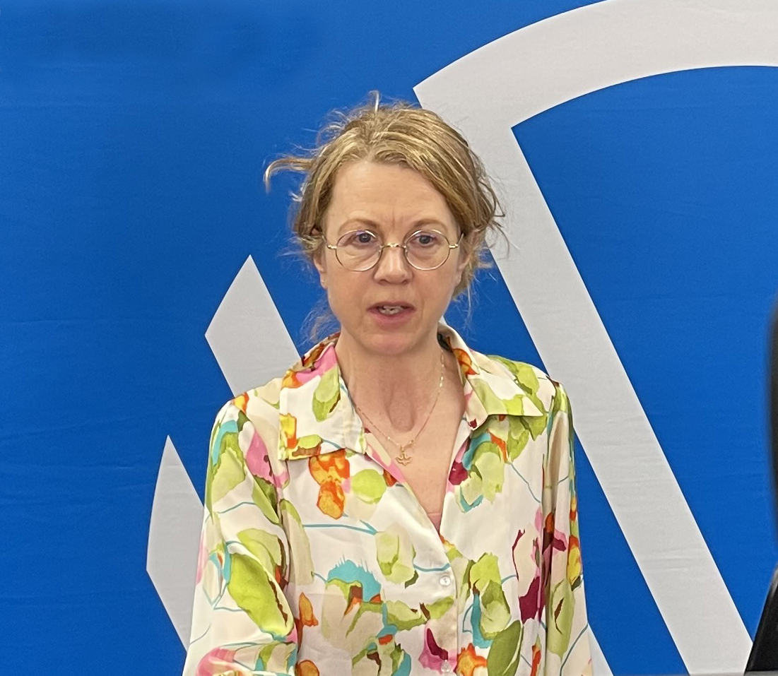 Porträtt av Guri H Gabrielsen som talar vid webbinariet, blå bakgrund