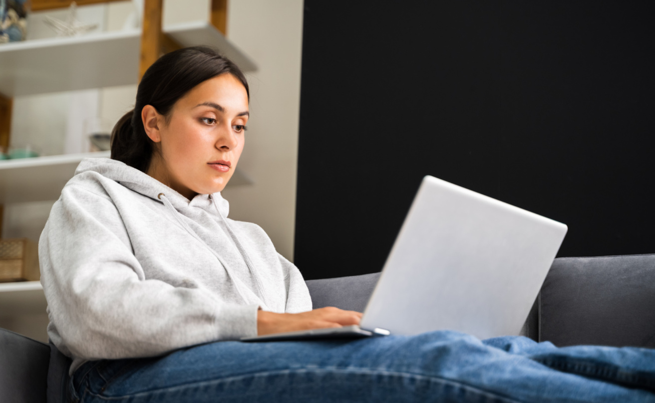 mp42006903-women-using-computer-laptop-on-couch