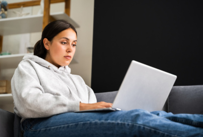 mp42006903-women-using-computer-laptop-on-couch