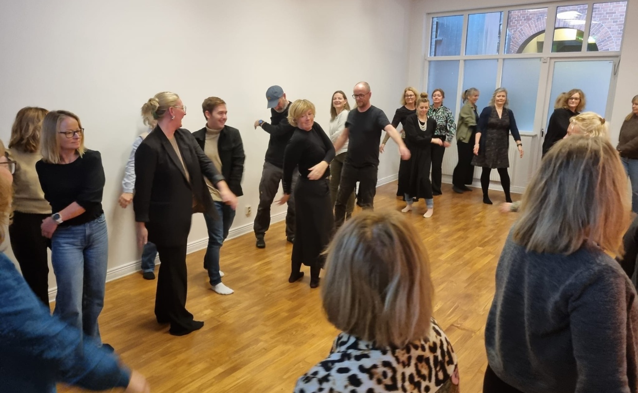 Medlemmar i seminarium dansar