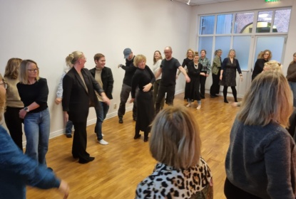 Medlemmar i seminarium dansar