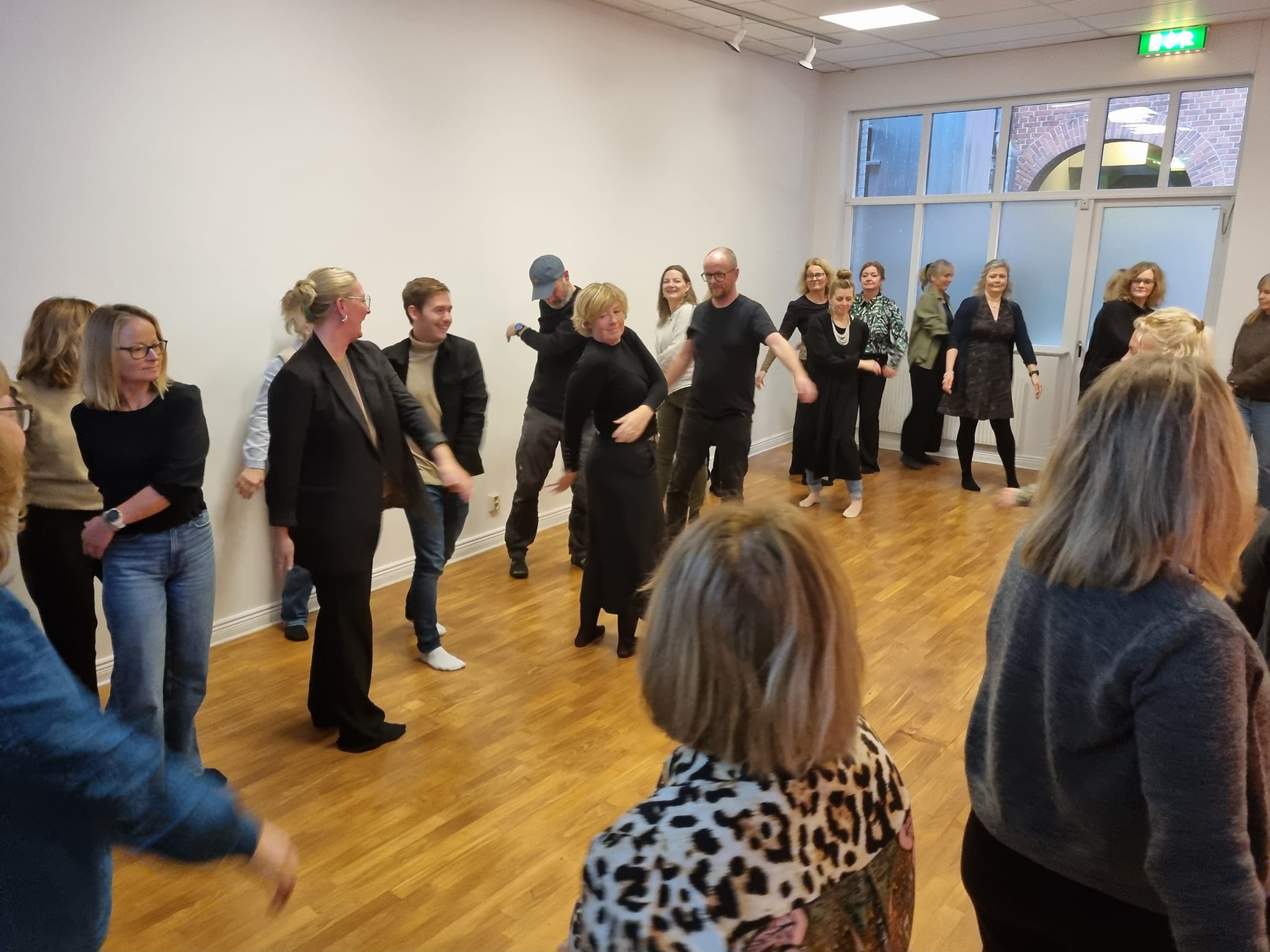 Medlemmar i seminarium dansar