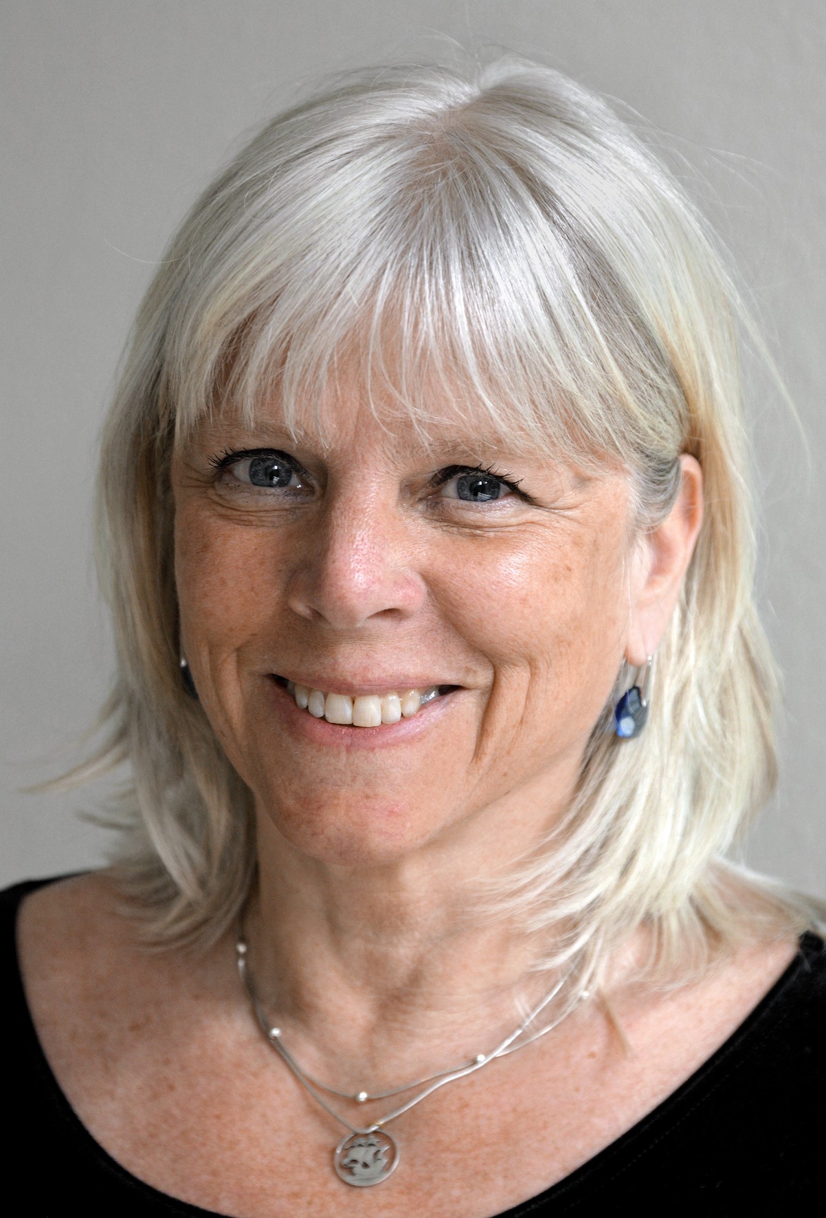 Bild av Maria Renström, som tittar in i kameran och ler