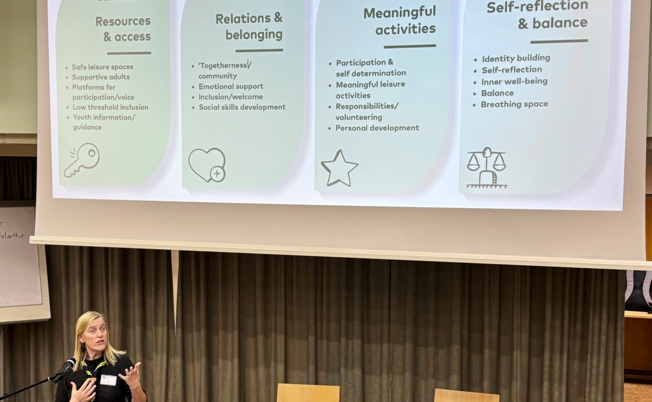 Åsa Gunvén presenterar en rapport vid en konferens