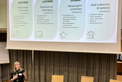 Åsa Gunvén presenterar en rapport vid en konferens