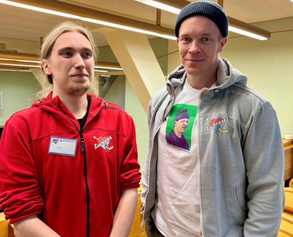 Två män i ett konferensrum.