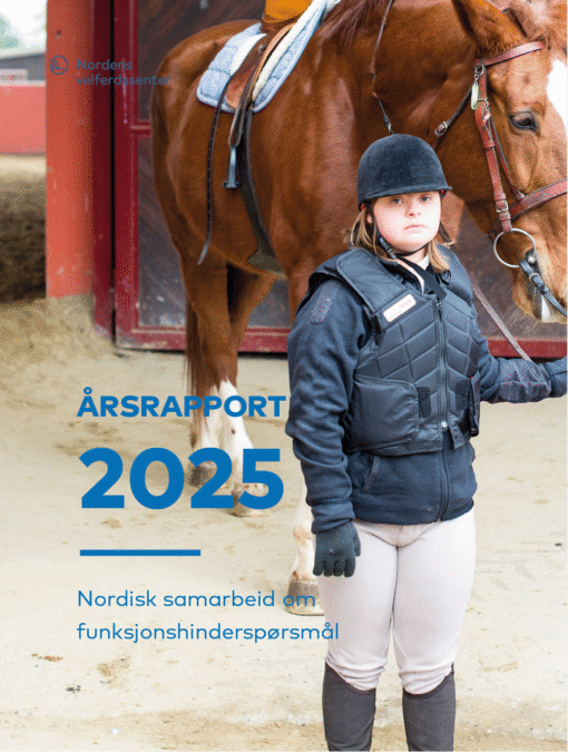 Barn med ridhjälm och skyddsväst står bredvid en sadlad häst i ett stall. Text på bilden: “Årsrapport 2025 – Nordisk samarbete om funktionshinderspørsmål”.