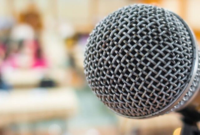 16642552-black-microphone-in-conference-room-1600×460