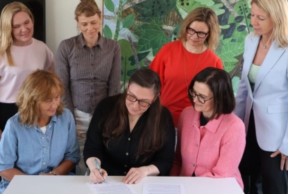 De nordiska barnombudsmännen signerar dokument.