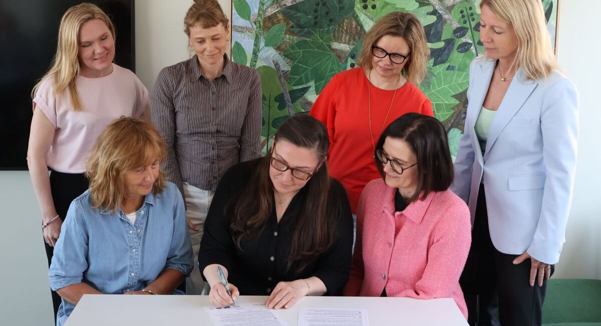 De nordiska barnombudsmännen signerar dokument.