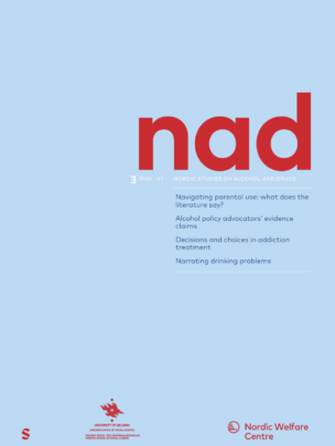 Omslag av NAD 3/2026, ljusblått med röd text