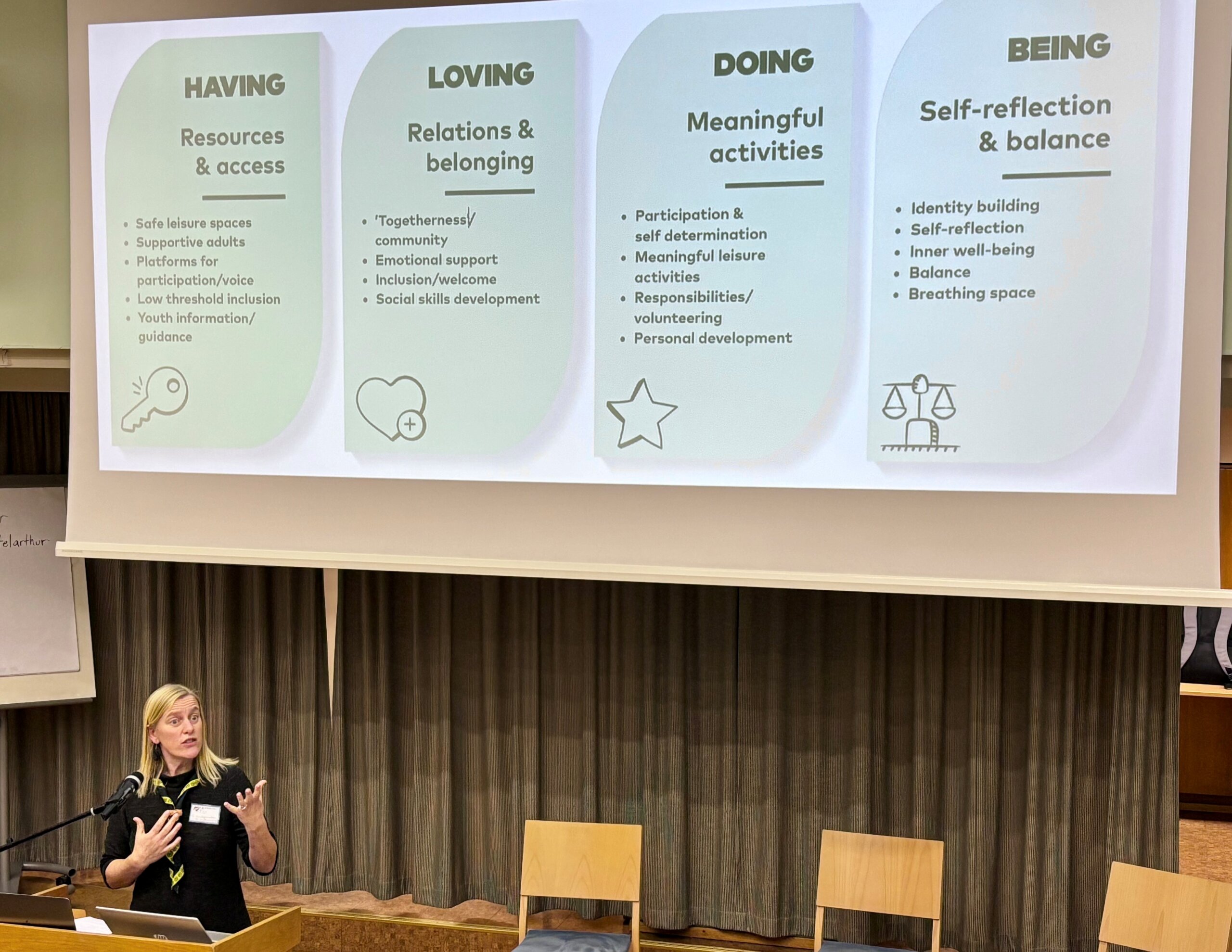 Kvinna föreläser