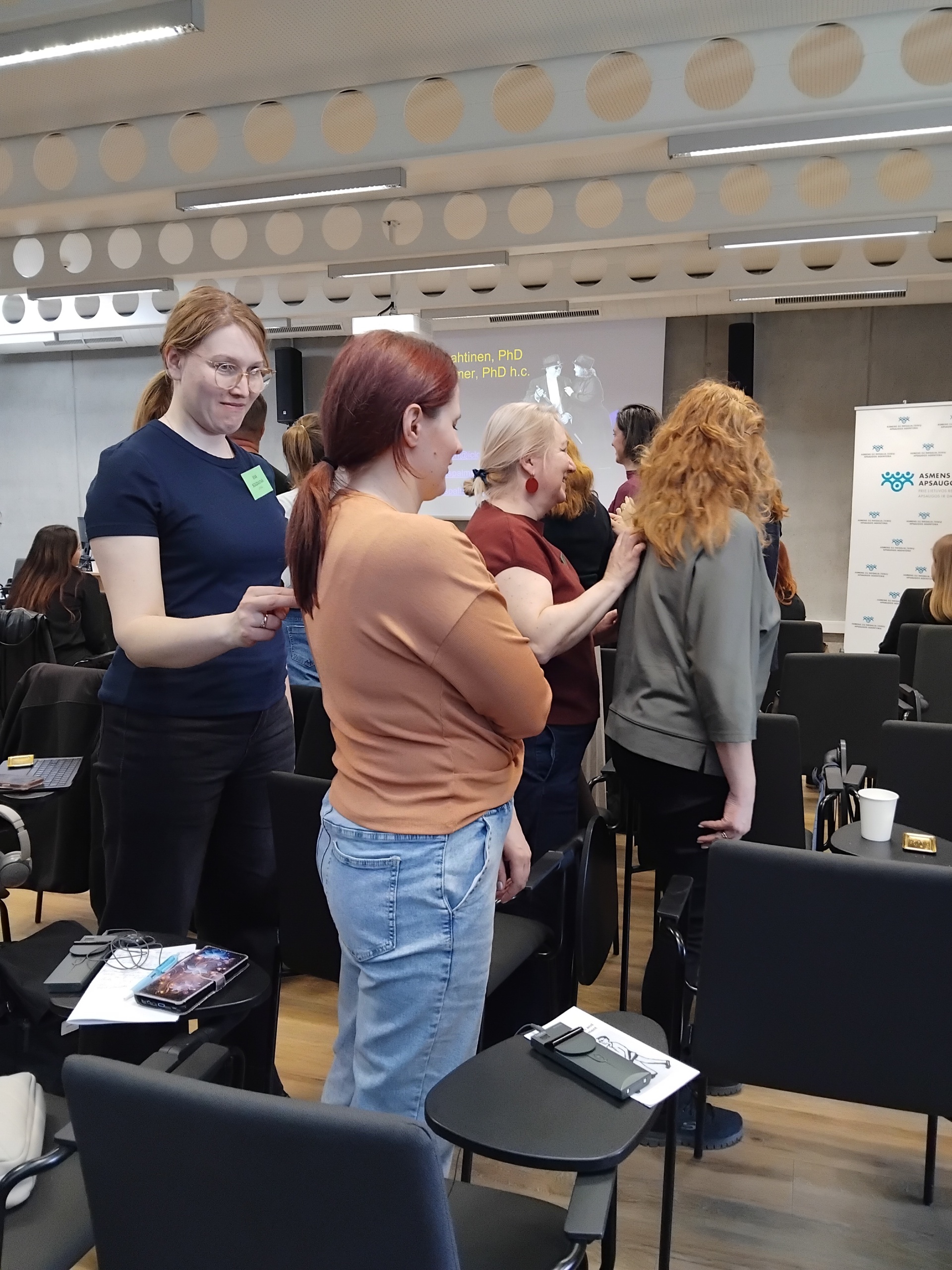 People standing and practisinc haptic communication