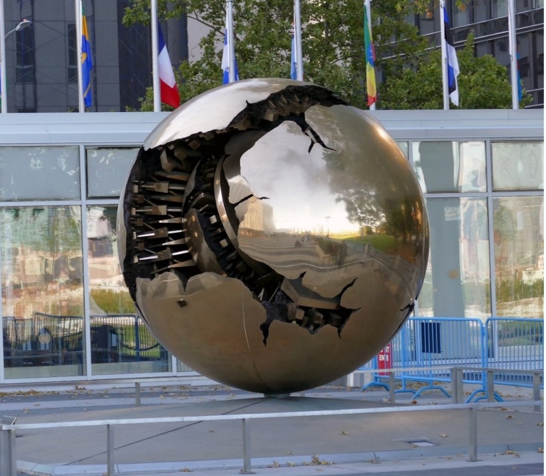 Skulptur utanför FN-byggnad