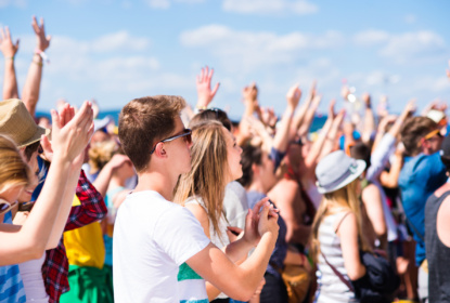 Tonåringar på festival med händerna i luften