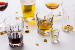 Drinkglas på ett bord