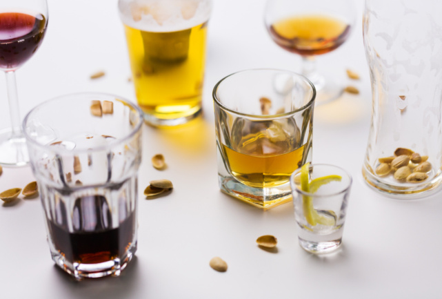Drinkglas på ett bord