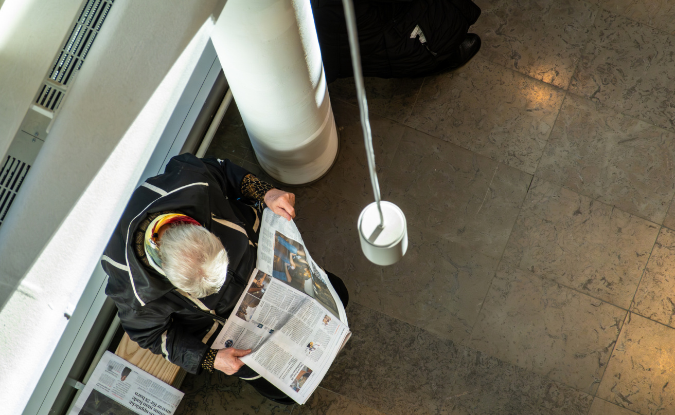 A man reading a Swedish newspaper